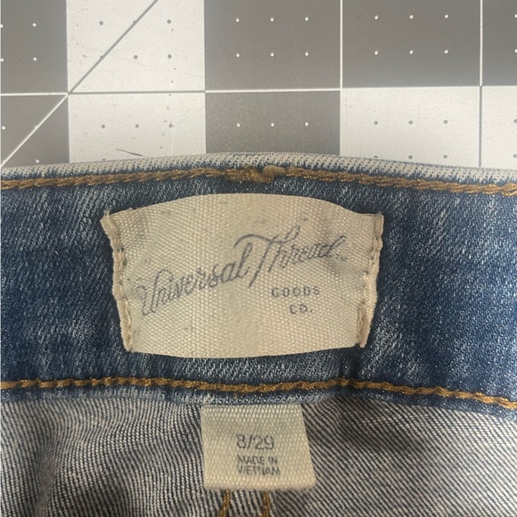 Universal Threads self-embroidered Jean shorts - Picture 2 of 5